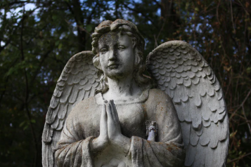 An angel grave stone